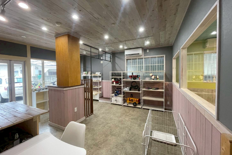 介護用品を確認する飼い主